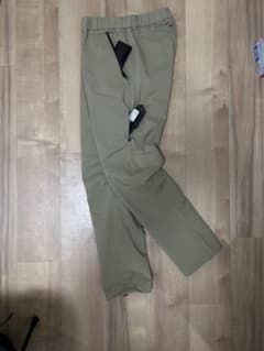 ジッパー付きのストレートレッグのベージュのアウトドアパンツ。のサムネイル