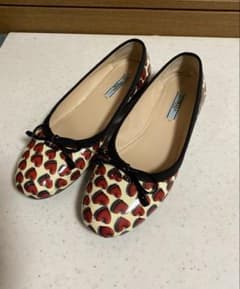 極美品　PRADA ハート柄 フラットシューズ　エナメル　24㎝　箱付き PRADA ハート柄 フラットシューズ - メルカリ