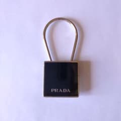 PRADA キーホルダー スクエア ブラック メタル シルバーカラー - メルカリ