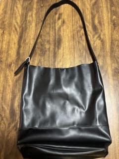 黒 ショルダーバッグ　ブラックレザー風のサムネイル