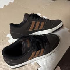 adidas メンズ スニーカー ブラウンのサムネイル