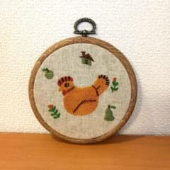 刺繍フレーム 　鶏と植物のサムネイル