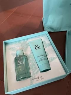 J1123さん専用　ティファニー　香水&ボディローション　クリスマスコフレのサムネイル