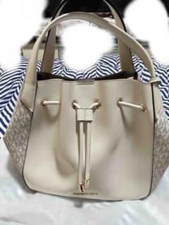 【新品】MICHAEL KORS ショルダーバッグ 巾着型 ホワイトのサムネイル