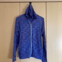 薄手のパーカーのサムネイル