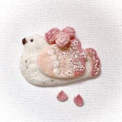 羊毛フェルト 芍薬を運ぶ鳥の壁飾りのサムネイル