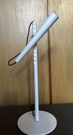 ホワイトスタンド型デスクライトのサムネイル