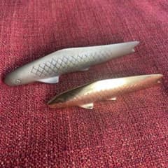 平松 宏春作 金工芸 鯉 文鎮 時代物 オブジェ 魚 共箱 作家物