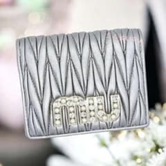 miumiu マテラッセレザー 二つ折り財布 パール ビジュー