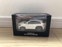 トヨタ プルバックカー ミニカー　カローラクロス　白のサムネイル