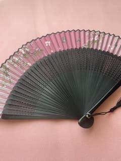 桜の花柄ピンク黒扇子 タッセル付きのサムネイル