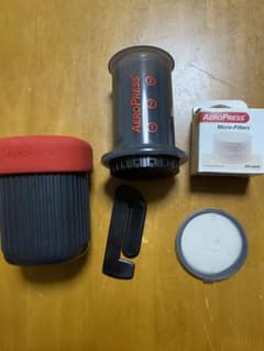 AeroPress コーヒーメーカーとフィルターのサムネイル