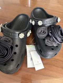新品crocs 別注プラットフォーム グリッター サンダル　黒　金子彩着用 新品crocs 別注プラットフォーム グリッター サンダル 黒 金子彩着用