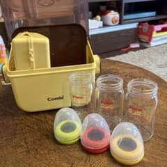 Pigeon哺乳瓶& combiレンジ消毒器のセットのサムネイル