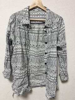 長袖シャツ ブラウス 総柄 モノトーン M-Lのサムネイル