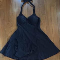 ワンピース水着 11L(^-^) 色は黒に花柄ですのサムネイル