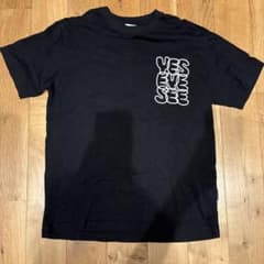 YESEYESEE Tシャツ ブラック ロゴプリントのサムネイル