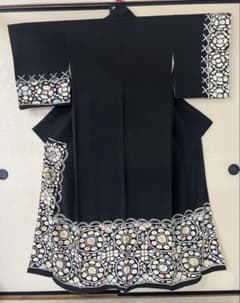 袷 訪問着 正絹 黒地 花文様 金刺繍 洗練されたデザインのサムネイル