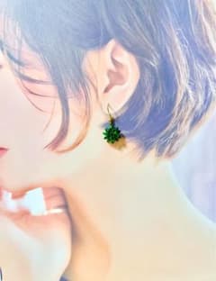 クリスマス　緑のプレゼントリボン　フックピアスのサムネイル