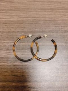 べっ甲柄フープピアスのサムネイル