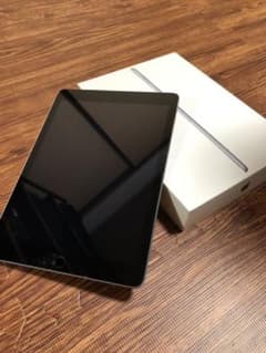 Apple ipad 第五世代　32GB Wi-Fiモデル　グレーのサムネイル