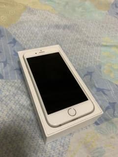 《激安価格》iPhone 6 Silver 64 GB auのサムネイル