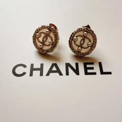 CHANEL 新品未使用 ロゴパールシェルゴールドピアスのサムネイル