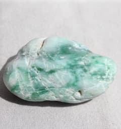 糸魚川翡翠　白地に緑　風化　海石　97g 緑白海石＊＊糸魚川翡翠 原石 44.8g - メルカリ