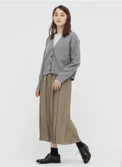 新品 ワイドプリーツスカート UNIQLO ベージュ 2021AWのサムネイル