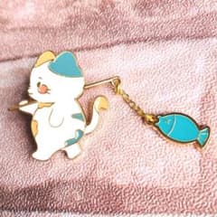 ネコ 釣り 青魚 ピンバッジ ピンズ ブローチ かわいい