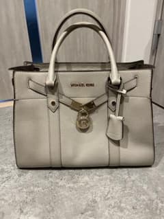 MICHAEL KORS ハンドバッグ ライトグレーのサムネイル