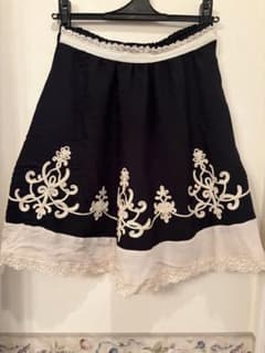 axes femme 刺繍入りフレアスカート ブラック×ホワイトのサムネイル