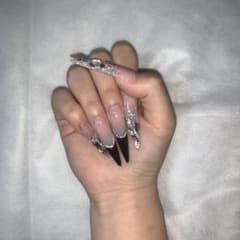 ネイルチップ ロングポイント ブラック フレンチ ビジューのサムネイル