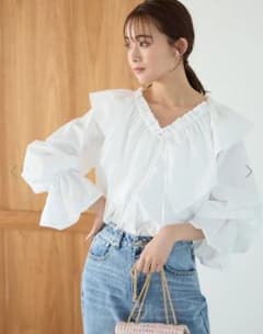 【新品タグ付き】リボンフリルブラウスのサムネイル
