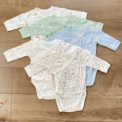 【値下げ・お得】ユニクロ 前開き ロンパース 60cm 5枚セット  肌着のサムネイル