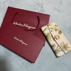 Salvatore Ferragamo 花柄長財布のサムネイル