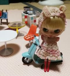 プチブライスドール2点と家具、スクーターなどのサムネイル