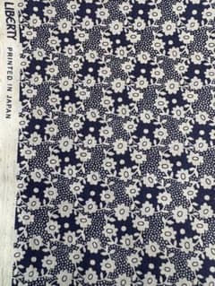 LIBERTY はぎれ 花柄 ネイビー　G9のサムネイル