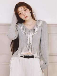 LILY BROWN ボリュームフリルニットトップスのサムネイル