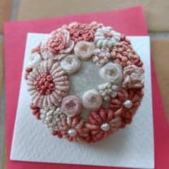 ハンドメイド　4.5cm×4.5cm手刺繍ブローチのサムネイル