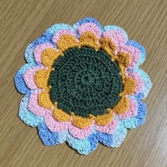 かぎ針編み お花のコースター マーブル水色×薄ピンク×やまぶき色 中央渋め緑のサムネイル