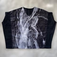 黒白抽象デザイン Vネック Tシャツのサムネイル
