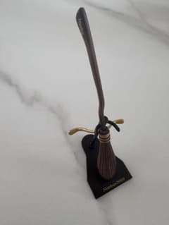 ハリーポッター　ほうき　ニンバス２０００ nimbus 2000 模型 Amazon | 【ニンバス2000】ホビーガチャ ハリー・ポッター 魔法の箒