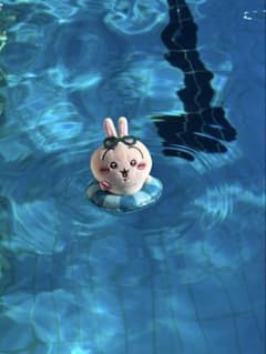 MINISO x chiikawa夏日季浮き輪マスコットぬいぐるみうさぎ ①のサムネイル