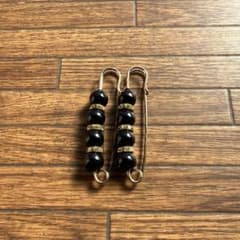 黒ビーズ安全ピン型ブローチのサムネイル