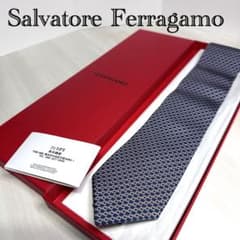 ✨未使用箱付き✨フェラガモ　現行　ガンチーニ　ストライプ　ブルー　ネクタイ ほぼ未使用☆箱付☆フェラガモ☆ネクタイ☆ネイビー☆ガンチーニ