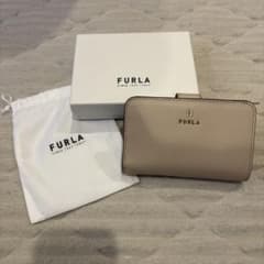新品 未使用 FURLA ベージュ 二つ折り財布のサムネイル