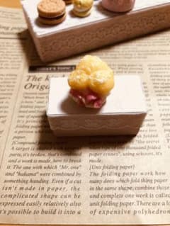 イチゴチョコレートが入ったシュークリームのサムネイル