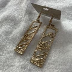 ゴールドの透かし彫り　ハワイアン　ピアスのサムネイル