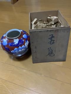 赤青花柄陶器花瓶と木箱 - メルカリ